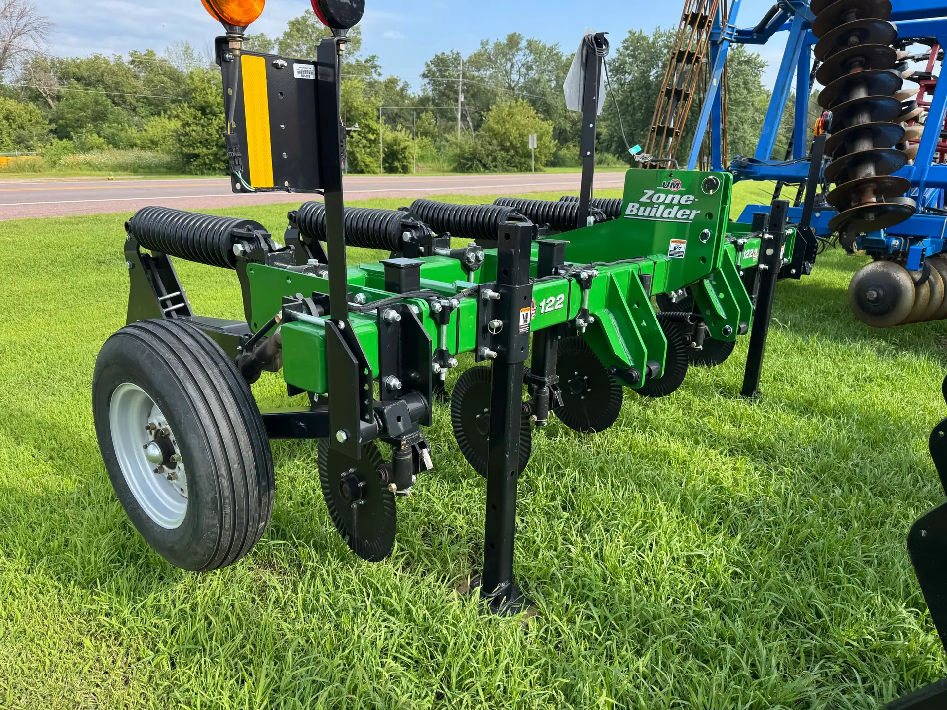 Unverferth Zonebuilder 122 - 5 Shank In-Line Ripper