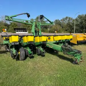 1997 John Deere 1760 Planter
